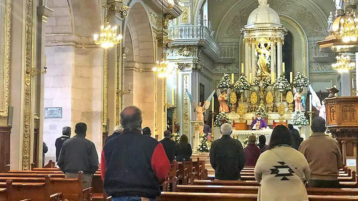 feligreses en templo catolico